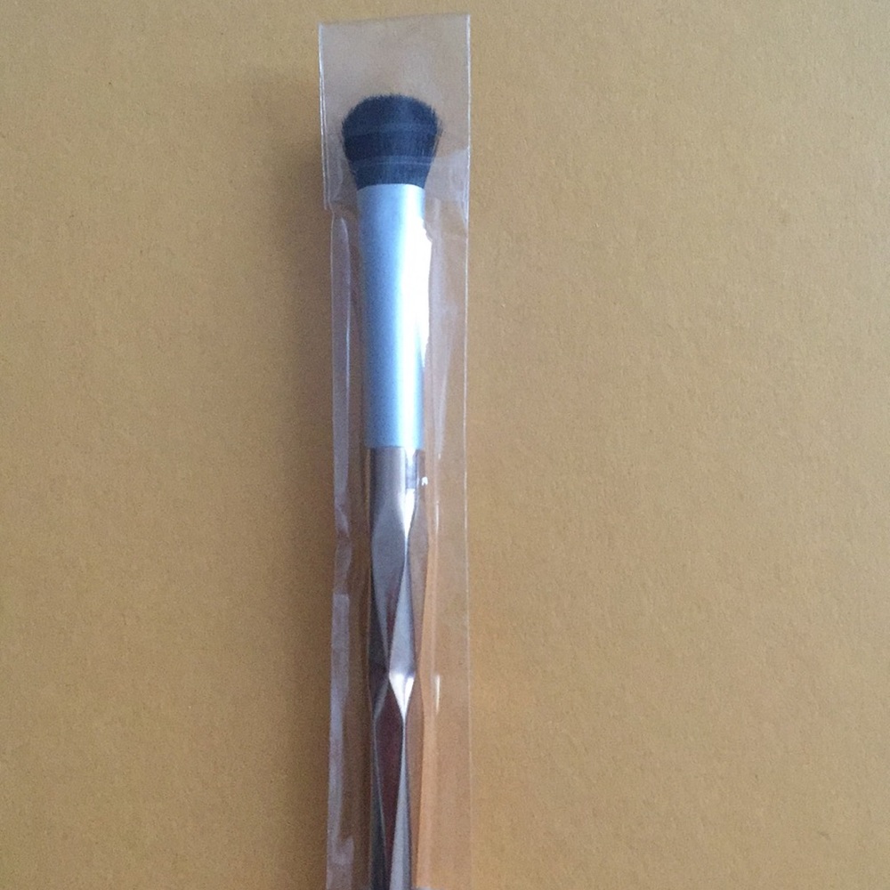 GOLD EYESHADOW BRUSH